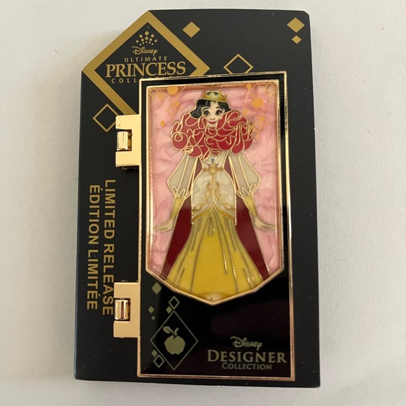NEW Snow White Designer Collection Retired Limited Release Enamel Pin - Picture 3 of 3